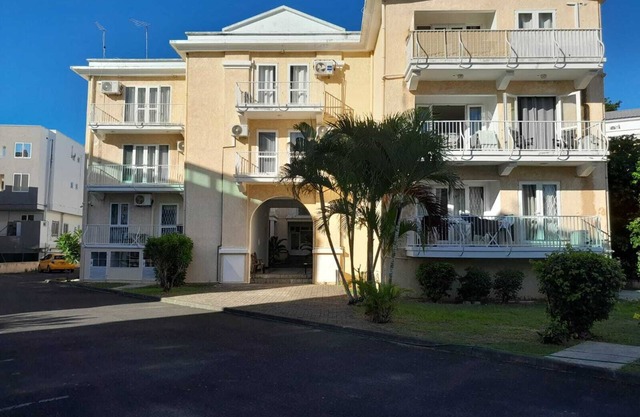 Charming 2-bedroom apartment with AC, WiFi in Flic en Flac, 2 minutes from beach