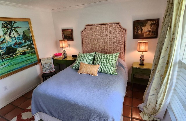 Charming 2-bedroom pool home in welcoming Sarasota with WiFi, AC