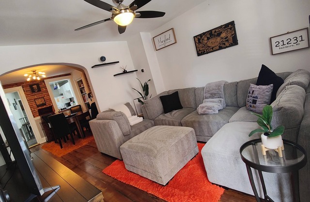 Charming 2-bedroom townhome with WiFi, AC in awesome Fells Point Baltimore