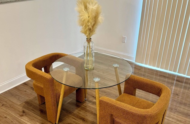 Charming 2-bedroom townhome with AC and WiFi 10 MINUTES FROM DOWNTOWN