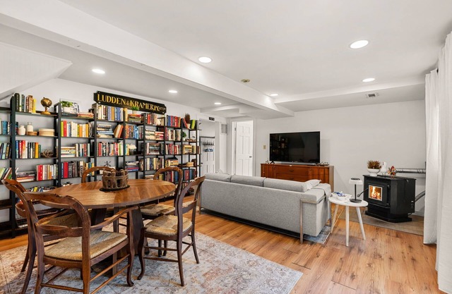 Charming 2-bedroom farmhouse with WiFi and AC in fabulous Bloomington