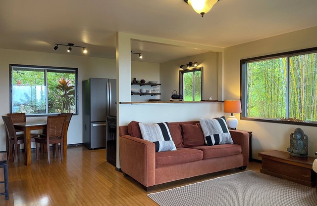 Charming 2-bedroom apartment on beautiful farm in Honaunau with WiFi