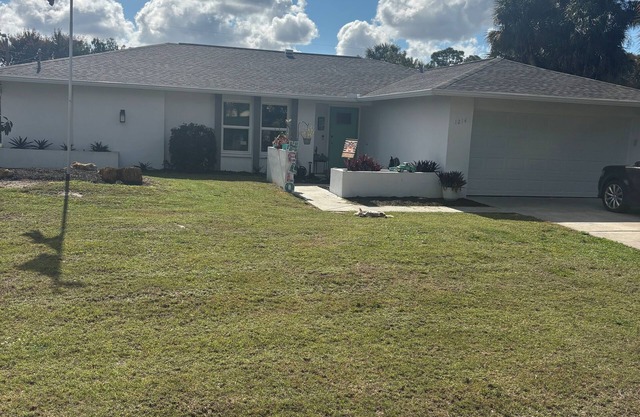 Charming 2-bedroom pool home with AC, WiFi in Lehigh Acres