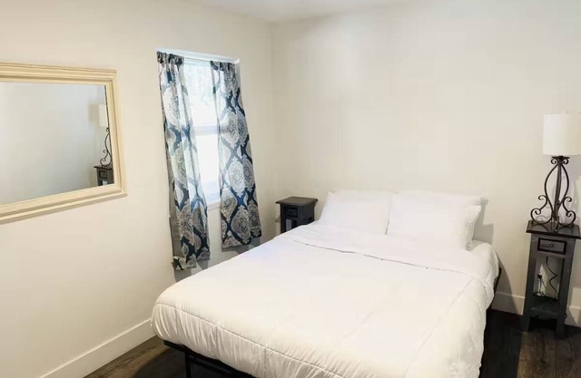 Charming 2-bedroom cabin with Wi-Fi included in Loch Lomond