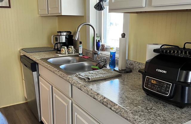 Charming 2-bedroom house with AC and WiFi in Williamsport