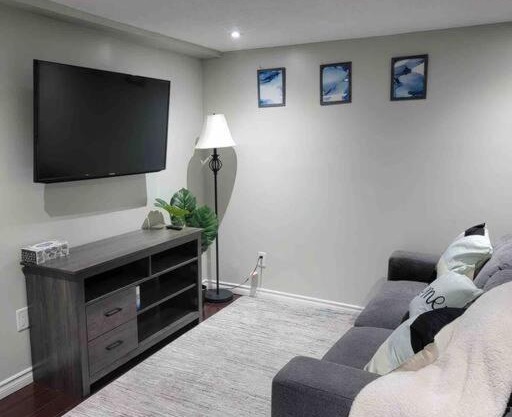 Charming 2 bedroom with Private Entrance