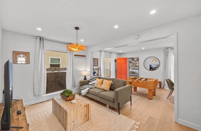 Charming 2-BR Home 3-minute To Belmont Short - Free Parking/Wifi/Pet Friendly