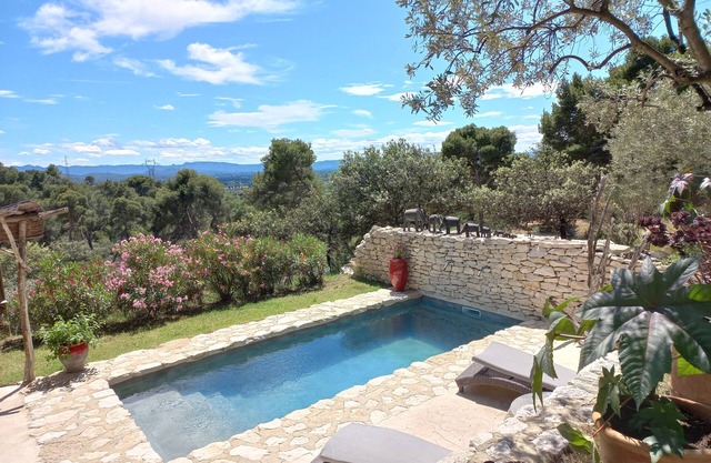 Charming 2-person gite with pool between Luberon and Alpilles