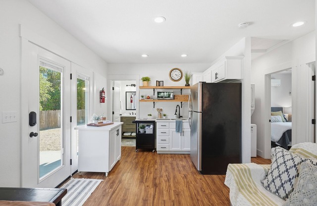 Charming 2BR Cottage Near Bethel-Peaceful Redding Retreat w/Trails Nearby