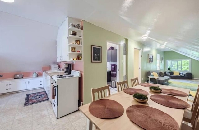 Charming 2BR in Historic Old Town Grocery