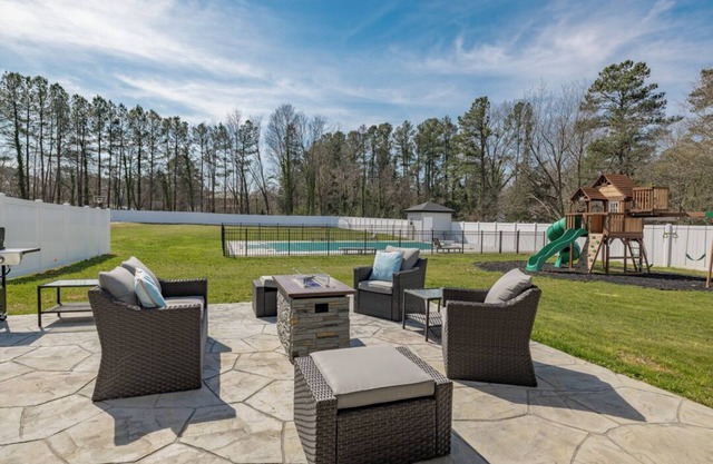 Charming 2BR, Pool, Pickleball/Basketball Court, Large Backyard