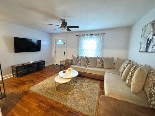 Charming 3 BDRM in Charlotte - 1 mile to Uptown