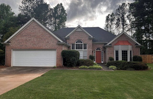 Charming 3-bed, 2-bath house in Mableton with Wi-Fi, seasonal pool, firepit