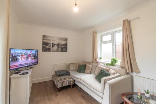Charming 3 Bed House with Garden