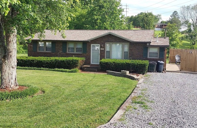 Charming 3-bedroom house with private patio, 20min to dwntn Nashville/Airport