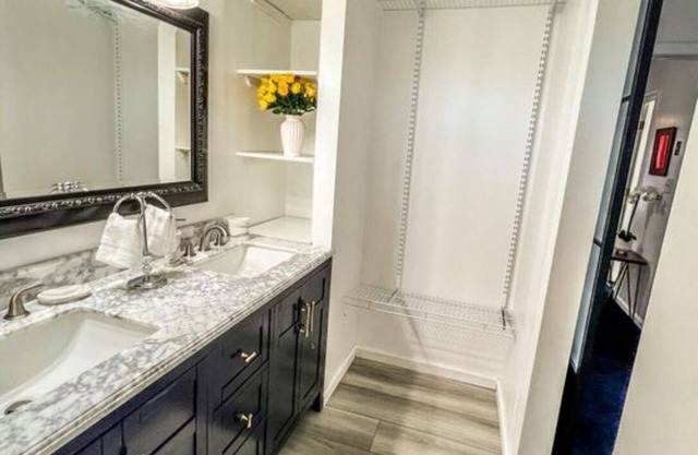 Charming 3-bedroom townhome in fabulous Virginia Beach with WiFi, AC