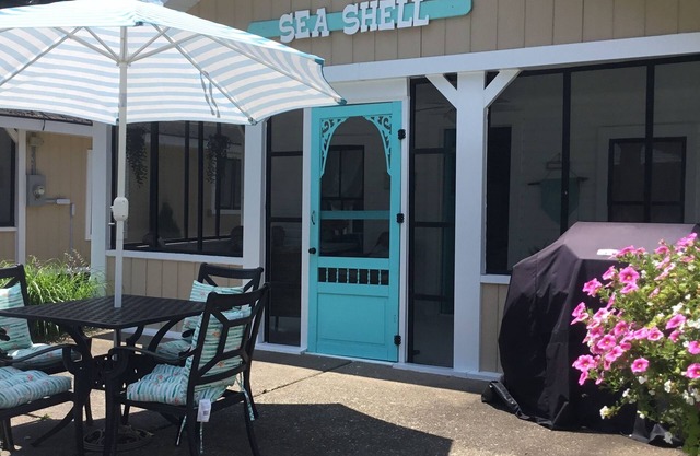 Charming 3 bedroom Sea Shell cottage Steps to the sandy beach