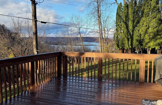Charming 3-bedroom cottage with a river view in the bluffs just south of Lansing