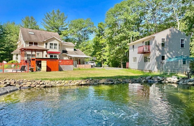 Charming 3-bedroom guest cottage in tranquil Effort with AC,Hot tub, Pool, Steam