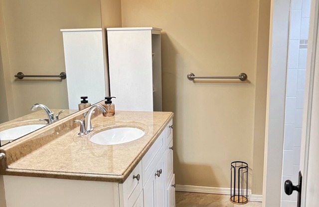 Charming 3-bedroom house with WiFi and AC in welcoming Cleveland