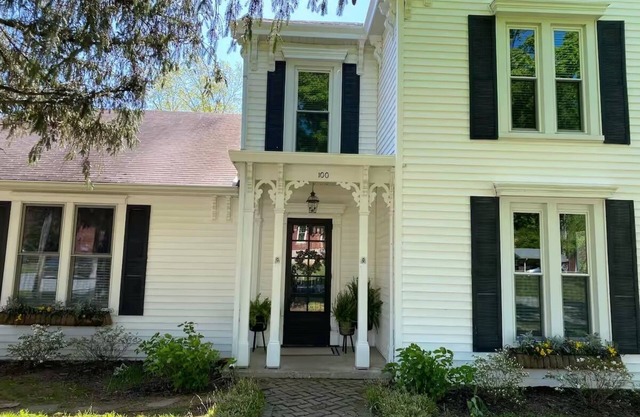 Charming 3-bedroom house in Midway with screened in porch and salt water pool!