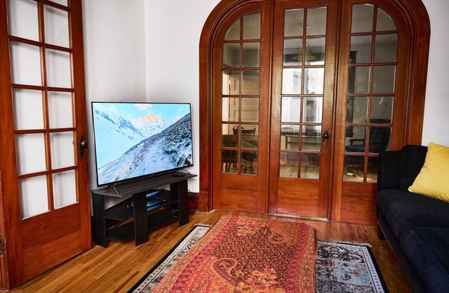 Charming 3bdrm Home in Centretown w Free Parking