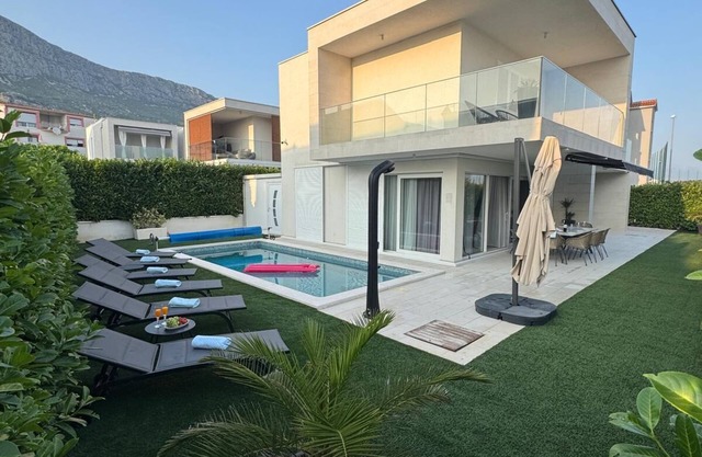 Charming 4-bedroom villa with WiFi, AC in delightful Kaštel Gomilica