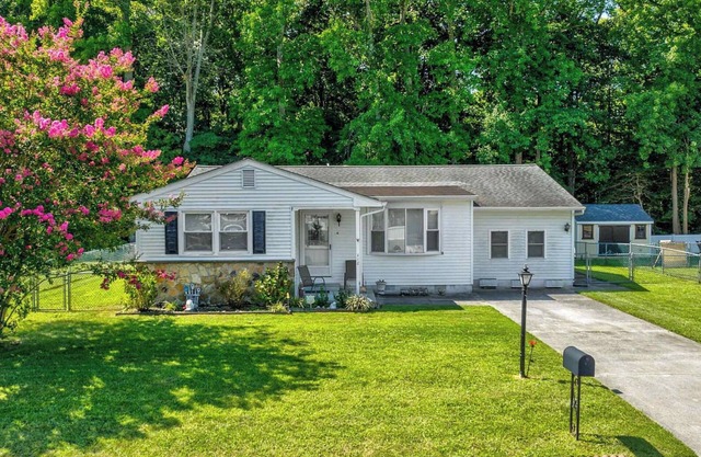 Charming 4-bedroom house in North Cape May with AC, WiFi, Fully Fenced Yard