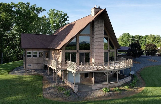 Charming 4-bedroom Chalet with WiFi and Welcoming View of Pilot Mountain
