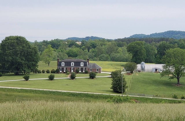 Charming 4-bedroom farmhouse in tranquil Lowesville with AC, WiFi