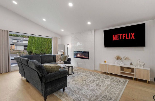 Charming 4-bedroom House With Fitness Room in Kirkland