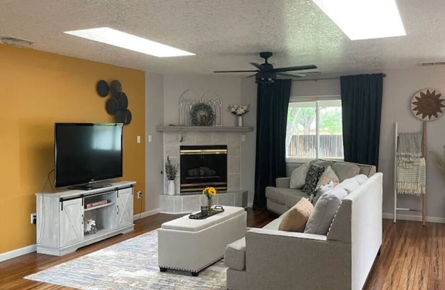 Charming 4-bedroom house in Peralta. Sit outside and enjoy the beautiful Sunset