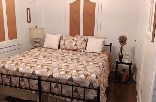 Charming 4-bedroom house with WiFi, AC in lovely Shaw