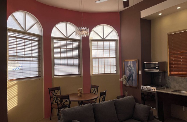 Charming 7-bedroom B&B with AC and WiFi in Basseterre, KN