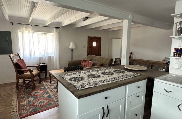 Charming adobe casita 1block from Plaza