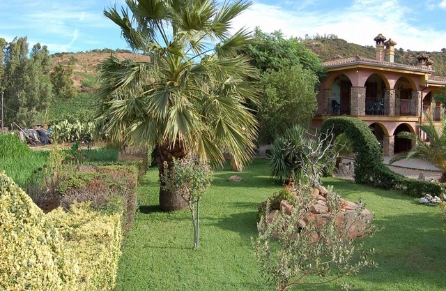 Charming and Cozy Tastefully Decorated Holiday Apartment. WiFi.