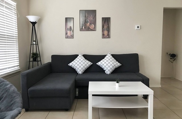 Charming and Relaxing Home Near Bellaire