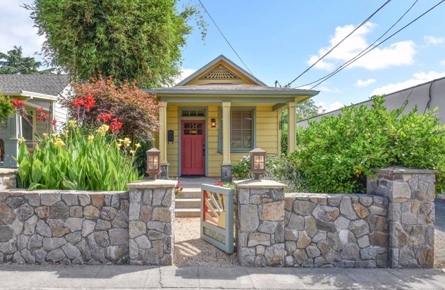 Charming and Romantic Historic Saint Helena Cottage