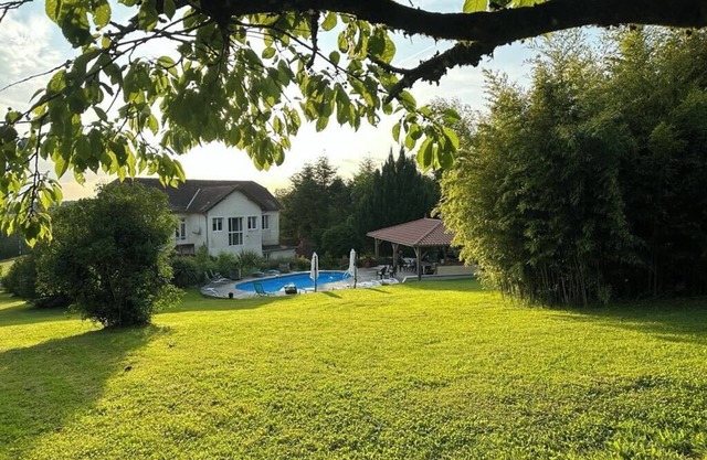 Charming and spacious 8-bed w/Pool & Outdoor Kitchen in village with amenities