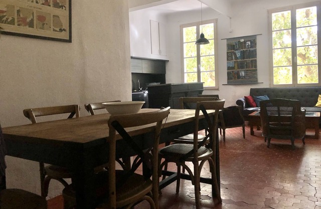 Charming and spacious 3 rooms of 83 m2 in the heart of the historic center of Aix