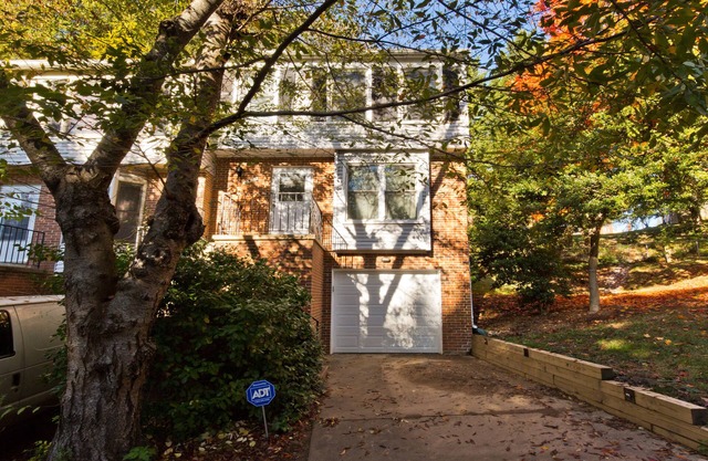 Charming Arlington Townhouse with Garage