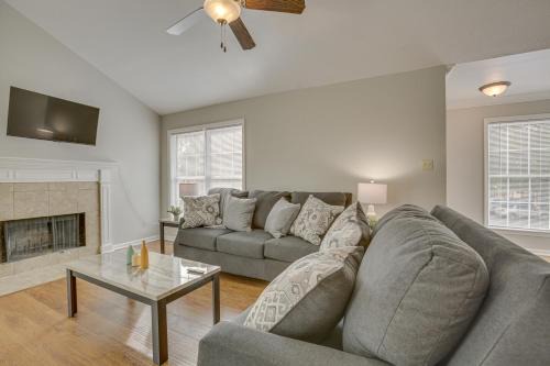 Charming Baton Rouge Retreat with Community Pool!