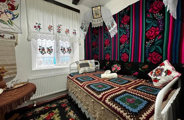 Charming bed & breakfast in serene Băcioi with WiFi, AC