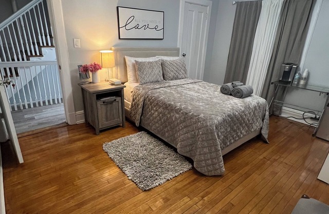 Charming bedroom private bath, Heat, AC, WiFi, microwave, mini fridge,Keurig.