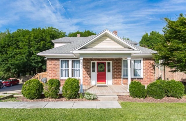 Charming Brick Bungalow Steps from JMU Fenced backyard 30 day min