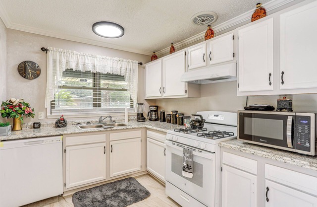 Charming Bridge City House ~ 12 Mi to New Orleans!