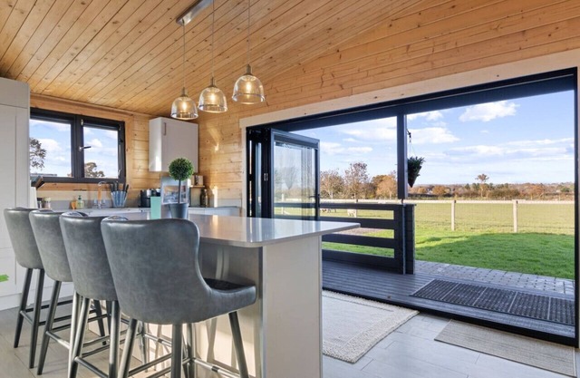 Charming Cabin Retreat - Hot Tub and Fishing Lake