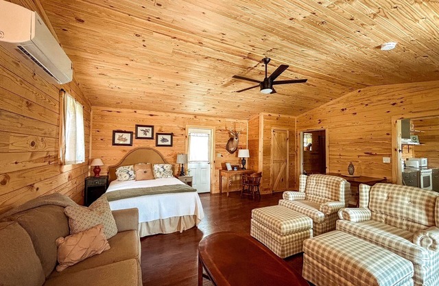 Charming cabin surrounded by farmland in lovely Pulaski - WiFi included