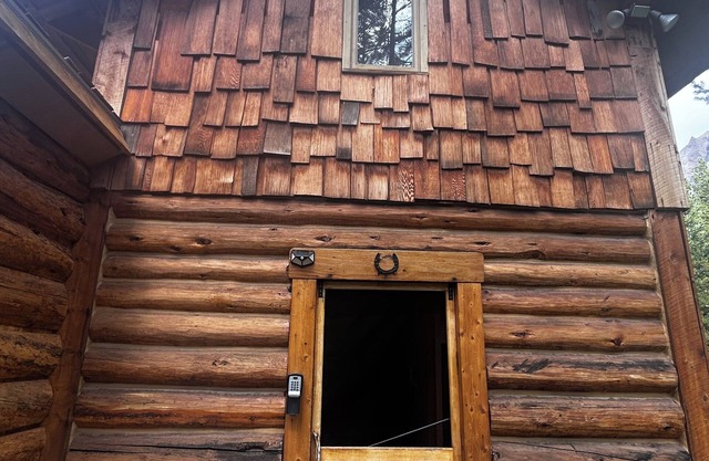 Charming cabin with WiFi in Silver Gate/Cooke City