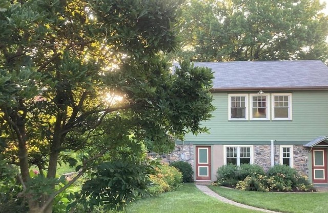 Charming Carriage House plus 2 Longwood Tickets